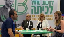 מימין לשמאל: שחקנית הסימולציה ענת קלקשטיין, אורלי פרומן ראש מרכז קשת, ד"ר אורית אלמוג ומשתתף אורח בסימולציה