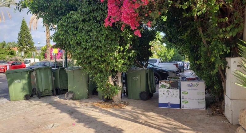 פחים וסחורות על המדרכה בסמוך לאום האירועים נועלה, צילום פרטי