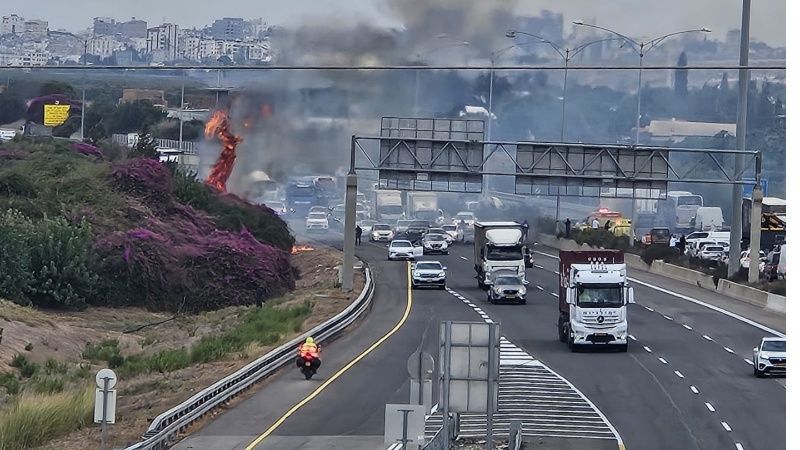 פגיעת טיל או רסיסי יירוט בכביש 6 איזור מחלף חורשים, צילום שרץ ברשת, פרסום לפי סעיף 27א לחוק זכויות יוצרים