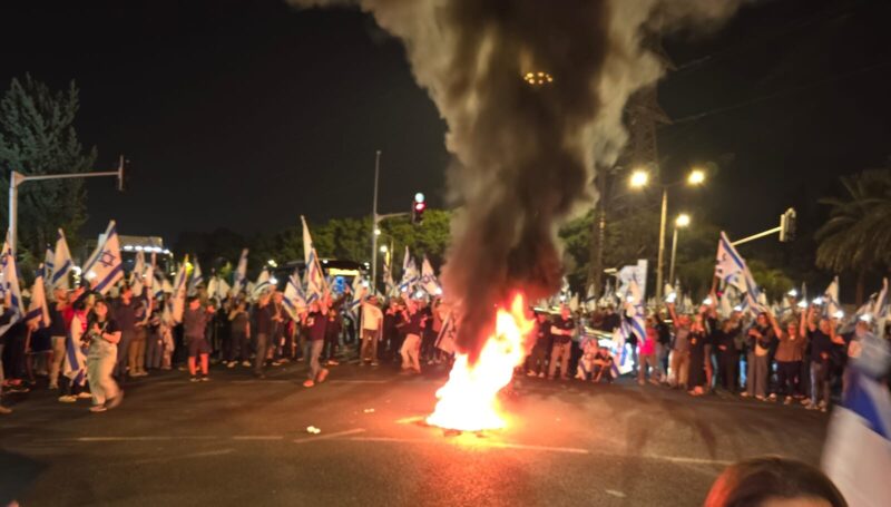 המחאה על פיטורי גלנט, ההפגנה בצומת רעננה. צילום פרטי